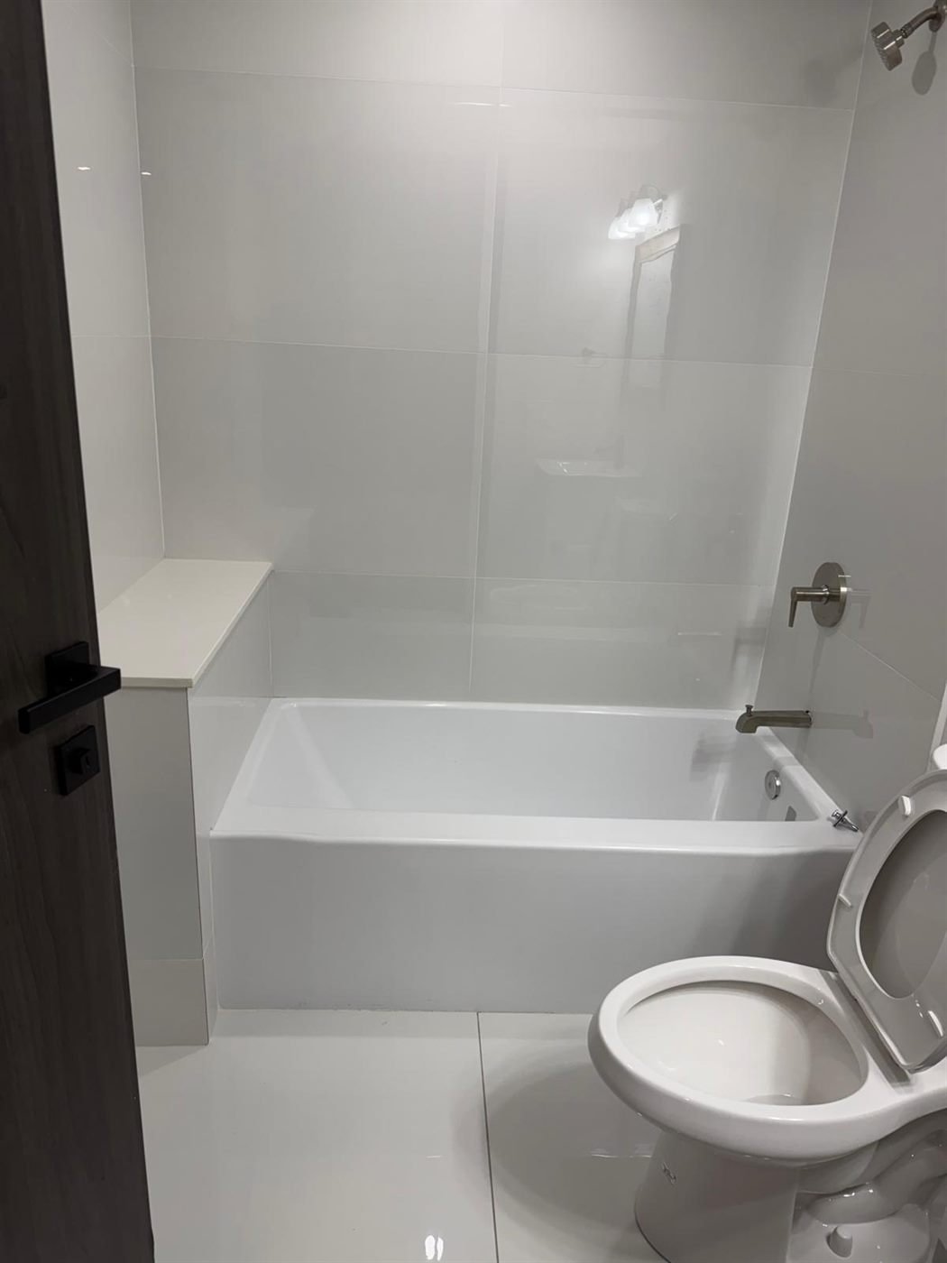 Clean bathtub and toilet in a turnover-ready bathroom